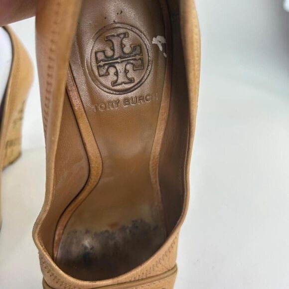 TORY BURCH British Tan Leather Gold Logo Peep Toe US 8 M Slip-on Wedge Heel Pump - Picture 10 of 12